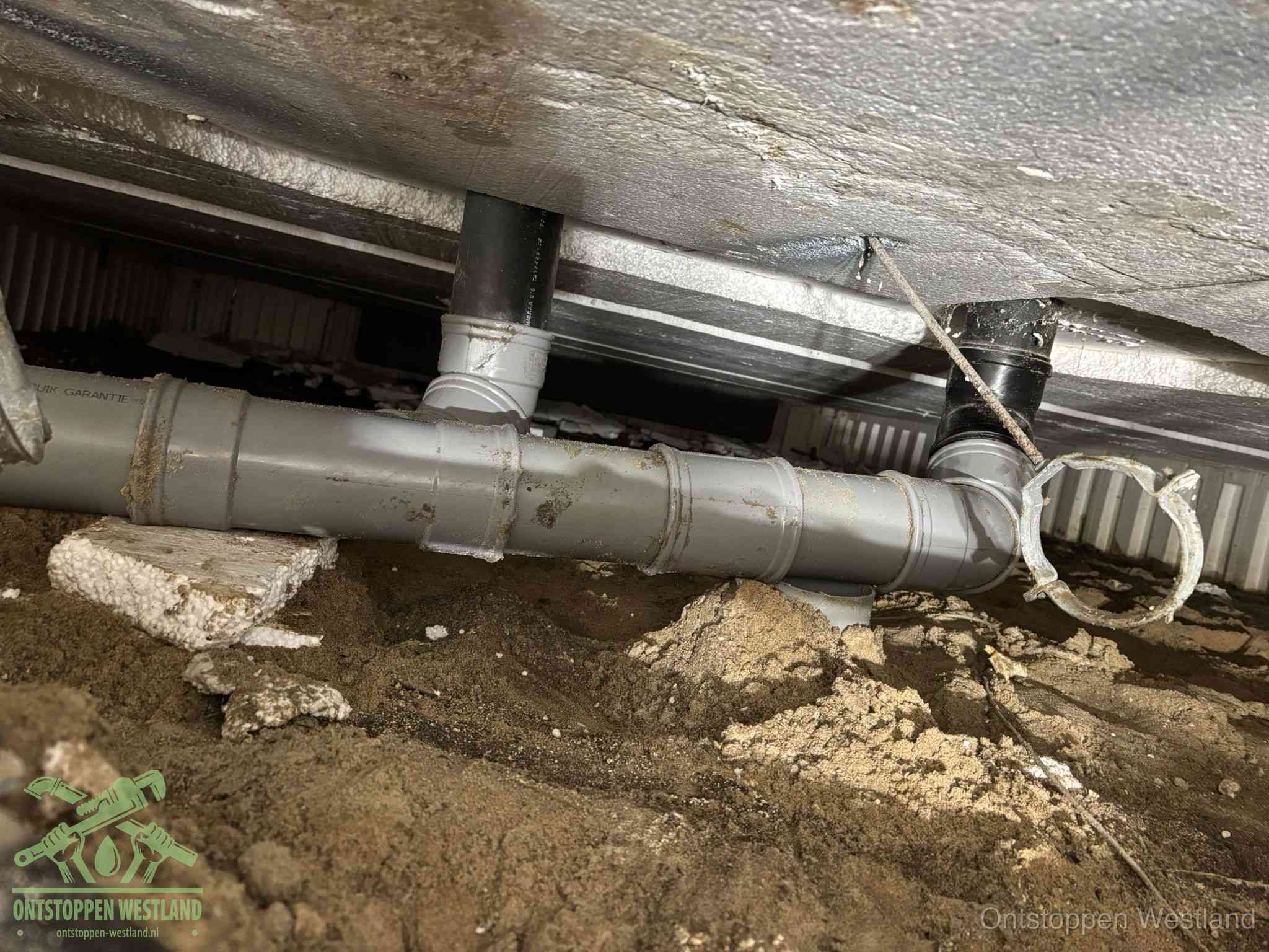 PVC-buizen in de kruipruimte van een gemengd of gescheiden rioolstelsel in Westland
