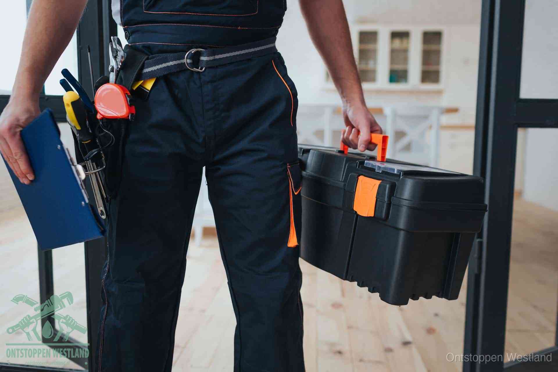Een monteur met gereedschapsriem en klembord, klaar om een transparante prijs voor het afvoer ontstoppen in Westland te geven