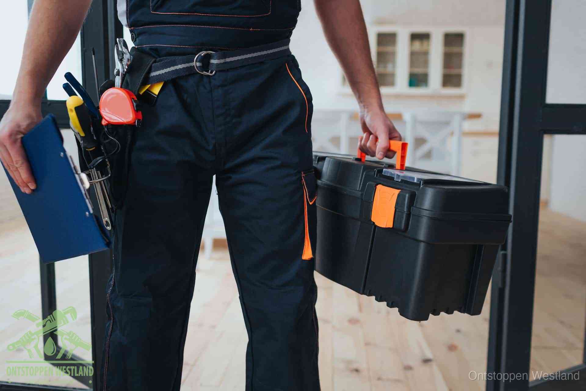 Een monteur met gereedschapsriem en klembord, klaar om een transparante prijs voor het wc ontstoppen in Westland te geven