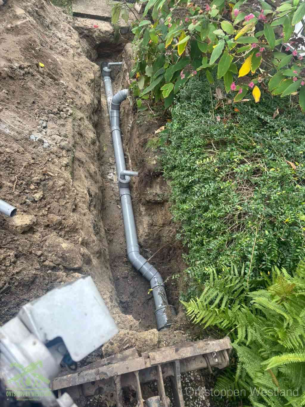 Open sleuf met nieuwe PVC-buizen, riool repareren en vervangen in Westland