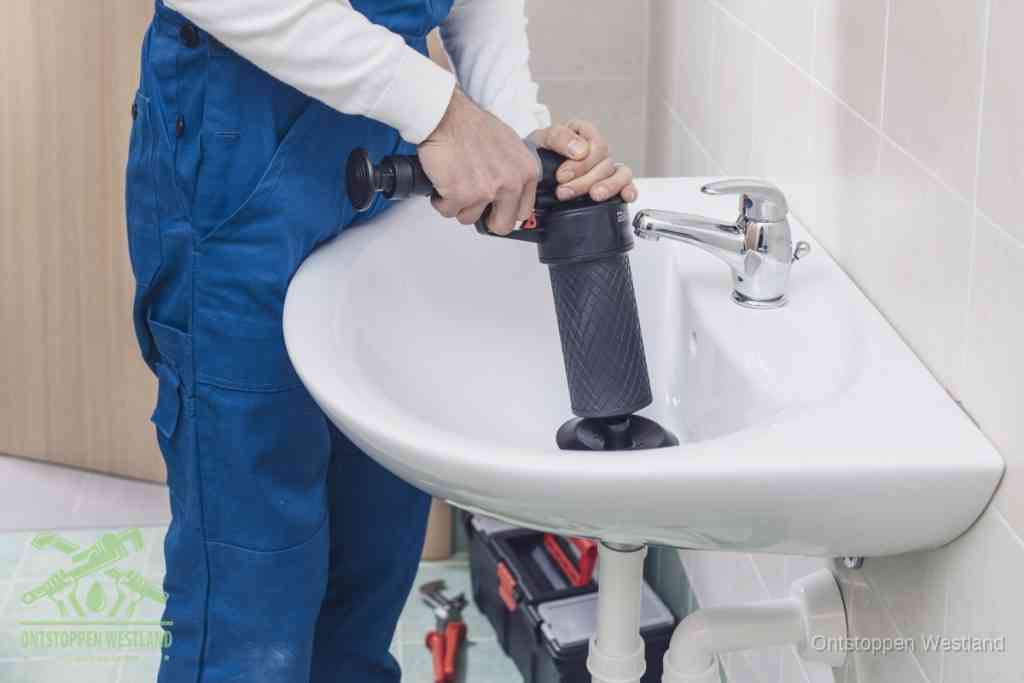 Een te ruwe doe-het-zelf poging met een handmatige perslucht-ontstopper op een sanitair-afvoer, een van de veelgemaakte fouten bij wc ontstoppen in Westland